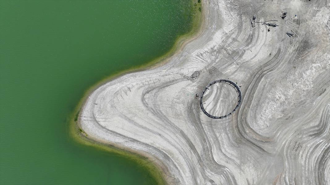 Barajdaki su çekildi, köy enkazı ortaya çıktı, balık kafesleri zeminle buluştu 4